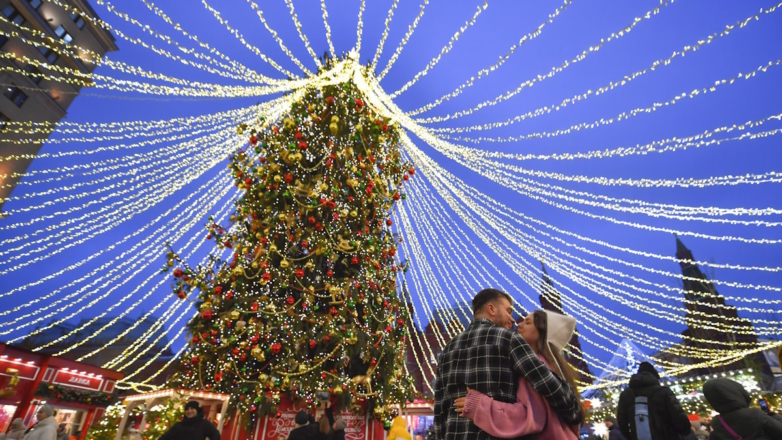 Стало известно, сколько города России планируют потратить на новогодние елки и праздничные декорации