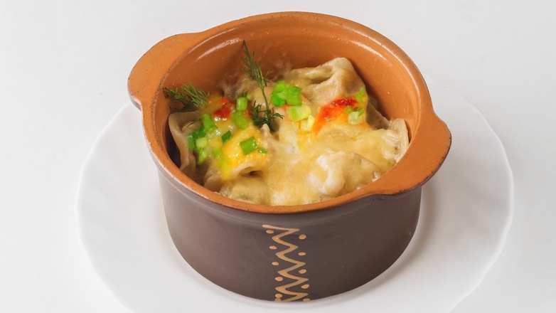 Готовим в горшочках: нежные пельмени с сырной корочкой в духовке