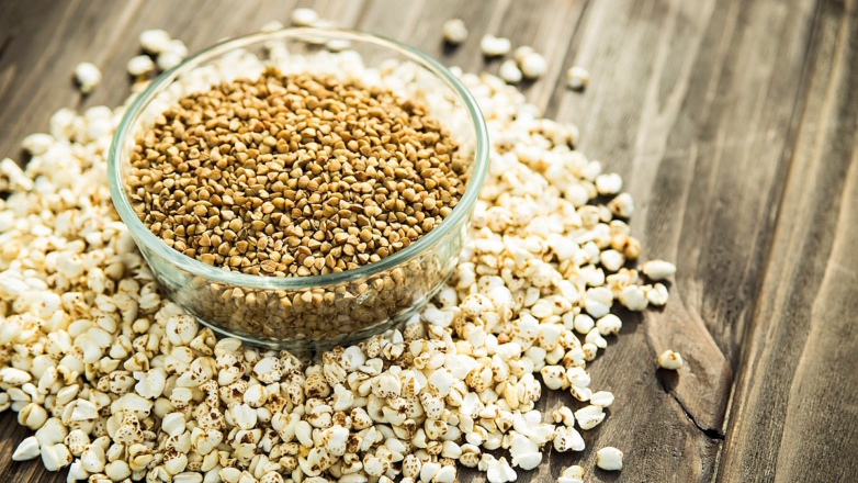 Быстрая и оригинальная закуска: попкорн из гречки на сковороде