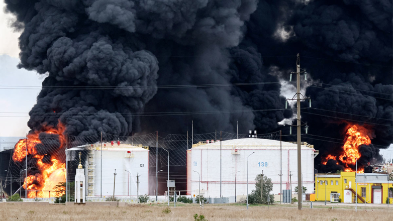 В Феодосии из-за пожара на нефтебазе эвакуировали 1047 человек