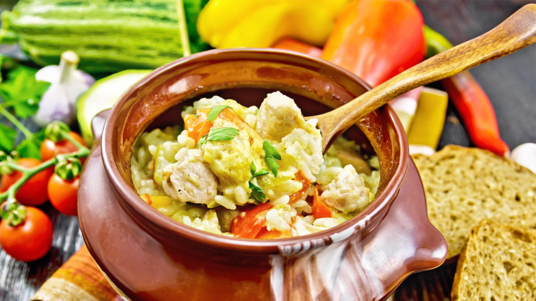 Готовим в горшочках: нежные кабачки с курицей и зеленью