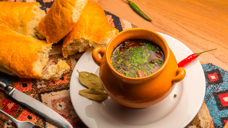 Готовим в горшочках: острый суп с говядиной и помидорами