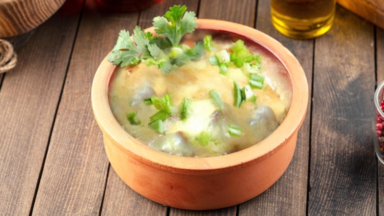 Готовим в горшочках: киргизское блюдо "Сусамыр" из печени в сметанно-сырном соусе