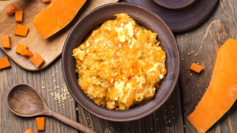 Готовим в горшочках: диетическая тыква с творогом и зеленью