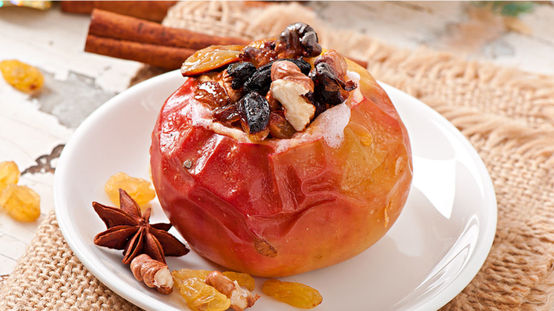 ПП-рецепт на скорую руку: нежные яблоки, запеченные с творогом, черносливом, орехами и медом