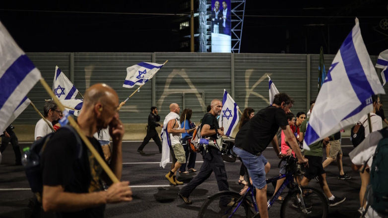 В Израиле начались уличные протесты в связи с отставкой министра обороны страны