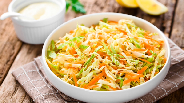 30 минут на кухне: теплый капустный салат со специями, который поможет согреться в холодную погоду