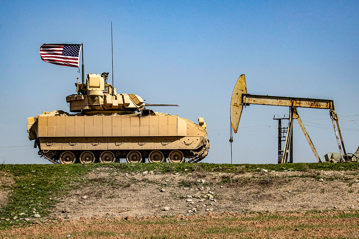 Американская боевая машина Bradley патрулирует нефтяные месторождения в Сирии