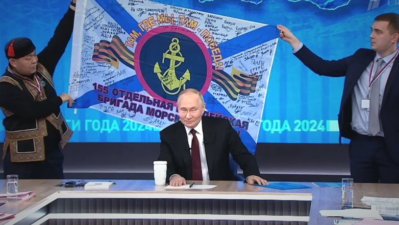 Путин развернул на прямой линии копию подаренного ему боевого знамени 155-й бригады морской пехоты ТОФ