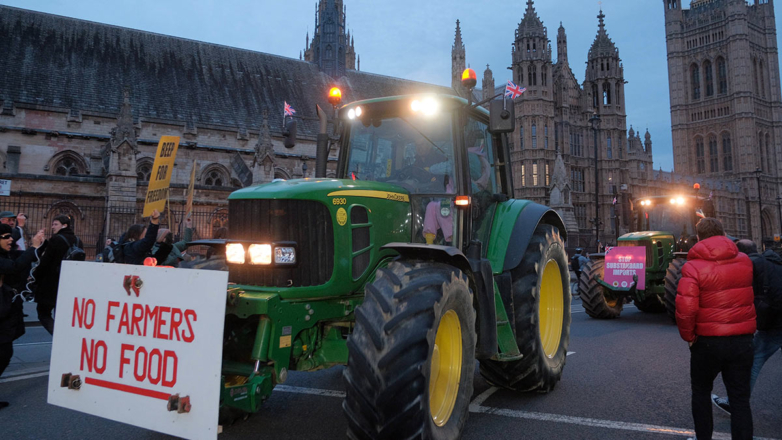 Британские фермеры на тракторах протестуют в Лондоне против налога на унаследованные земли