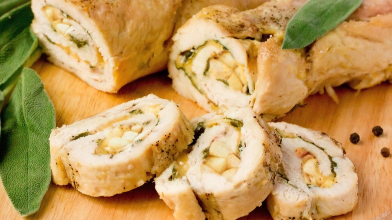 Куриный рулет с яблоком, орехами и пармезаном: ПП-закуска для праздника и на каждый день