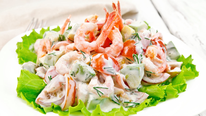 Салат с морепродуктами "Чудо чудное": легкая закуска для новогоднего стола