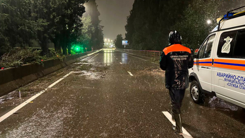 Обрушившиеся на Краснодарский край ливни привели к подтоплению участка трассы Джубга – Сочи и крупным оползням