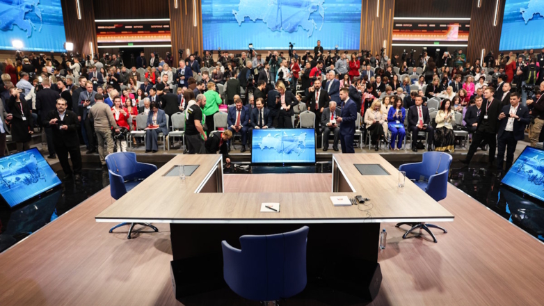 Участники прямой линии с Владимиром Путиным собрались в Гостином Дворе