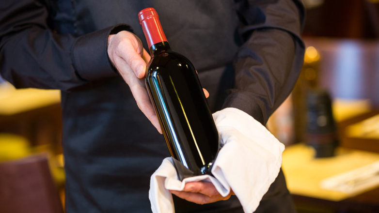 Минфин не поддержал идею разрешить ресторанам и барам продавать алкоголь навынос