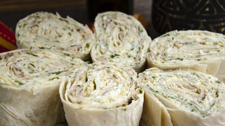 Вкусная закуска к ужину: лаваш с сыром и яйцом