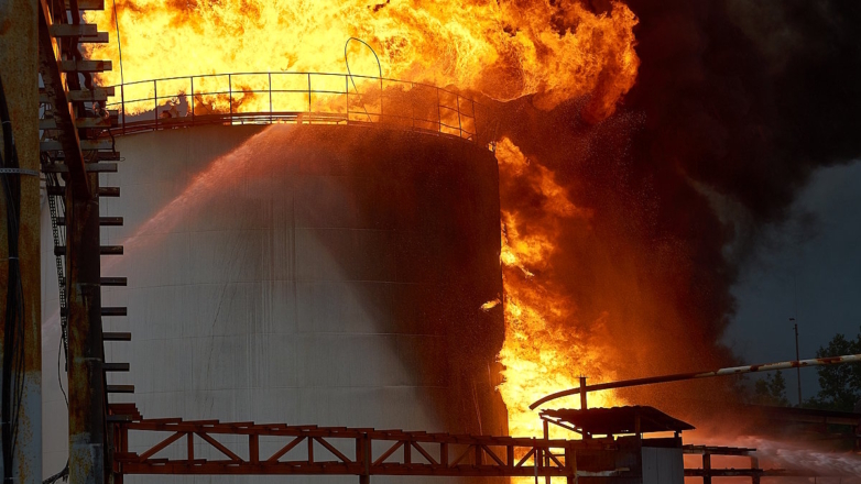 Возгорание на атакованной ВСУ нефтебазе в Краснодарском крае тушат 2 пожарных поезда