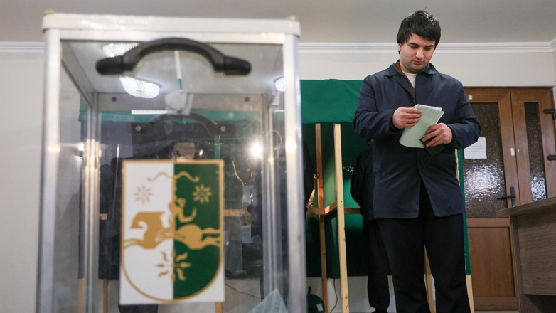 Все 5 кандидатов на пост президента Абхазии проголосовали на выборах