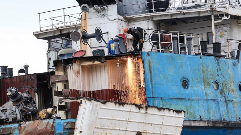 Демонтаж кормовой части затонувшего в Керчи танкера "Волгонефть 239" завершат к концу марта