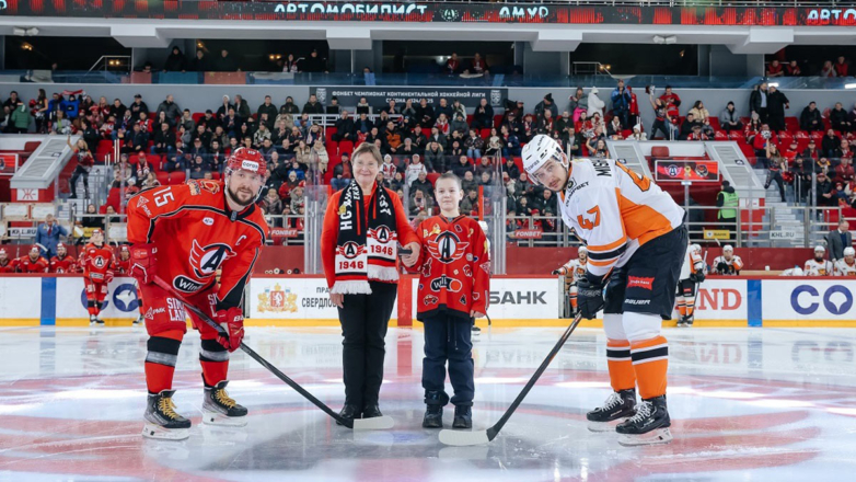 Фонд "Дети России" и ХК "Автомобилист" собрали 1,5 миллиона рублей в ходе благотворительных матчей