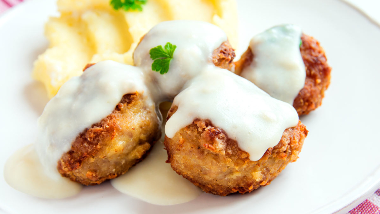 Рецепт: куриные котлеты с соусом из ряженки с гарниром из грибов