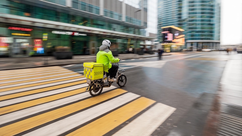 В мэрии Москвы назвали 2 главные проблемы велокурьеров для дорожного движения
