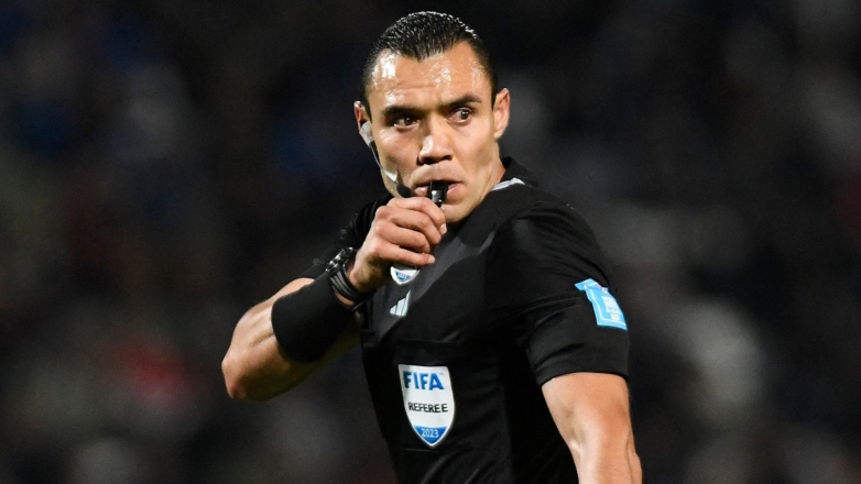 Футбольного арбитра наказали за взятый у Месси автограф