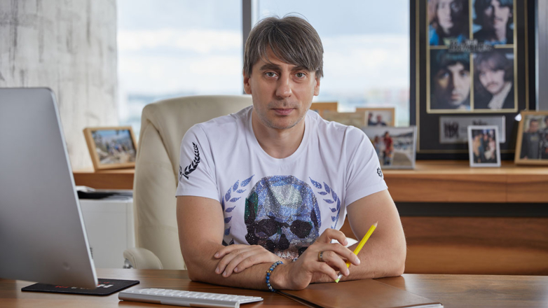 Падение в пустоту: деньги, душа и предательство в романе "Вата, или Не всё так однозначно" Романа Емельянова