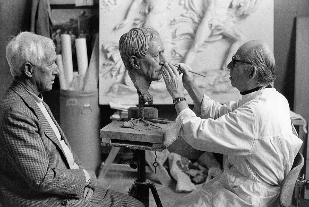 Скульптор Арно Брекер ваяет бюст Юнгера