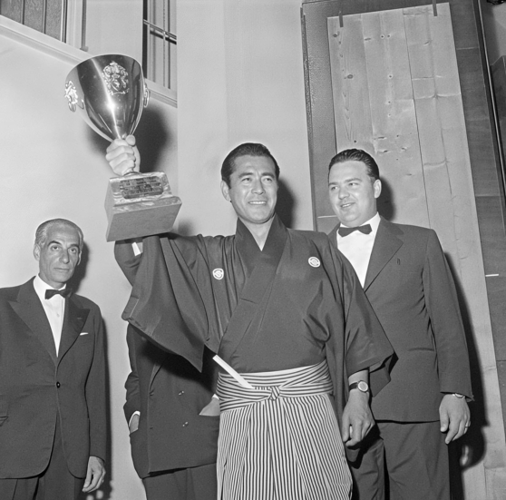 Кубок Вольпи как лучший актер на кинофестивале, Тосиро Мифунэ