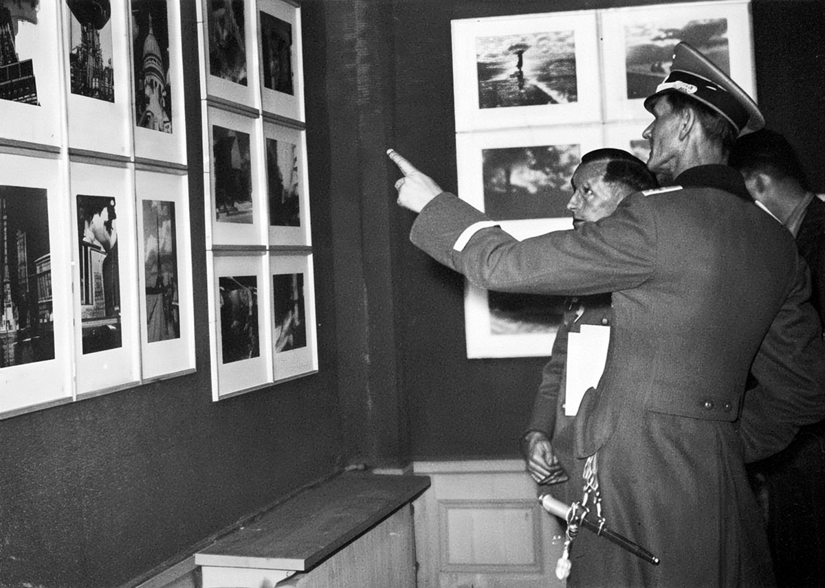 Капитан вермахта Эрнст Юнгер на выставке в Париже