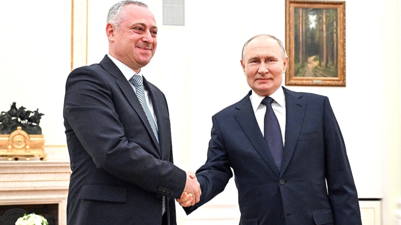 Путин поздравил Гунбу с победой на выборах президента Абхазии