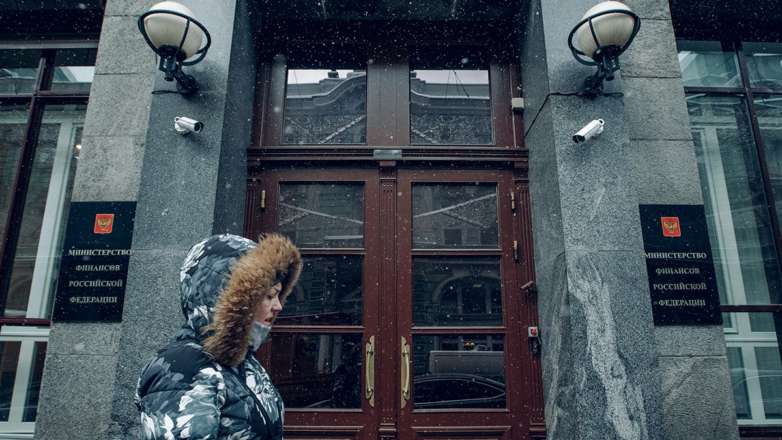 Минфин РФ прекращает покупку и продажу валюты в марте