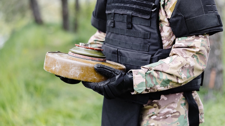 Россия ответит на возможный выход Польши и Балтии из Оттавской конвенции, заявила Захарова