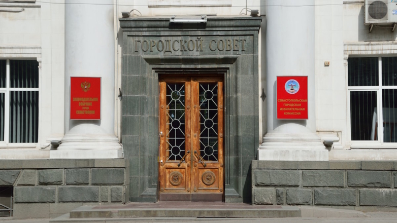 Район Заксобрания Севастополя оцепили из-за подозрительного свертка под днищем автомобиля