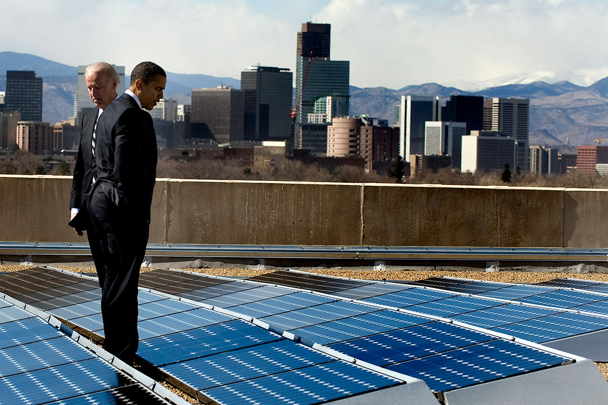 Президент США Барак Обама и вице-президент Джо Байден осматривают солнечные панели