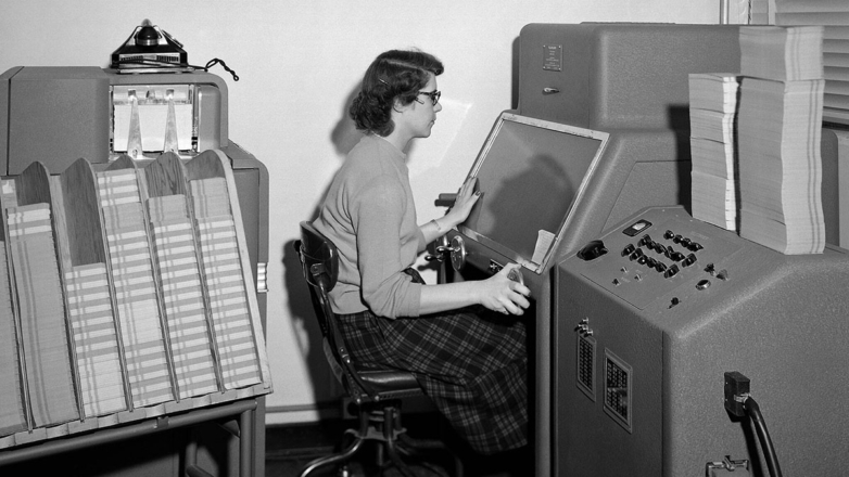 От перфокарт до ИИ: как за полвека изменился главный инструмент взаимодействия человека и технологий