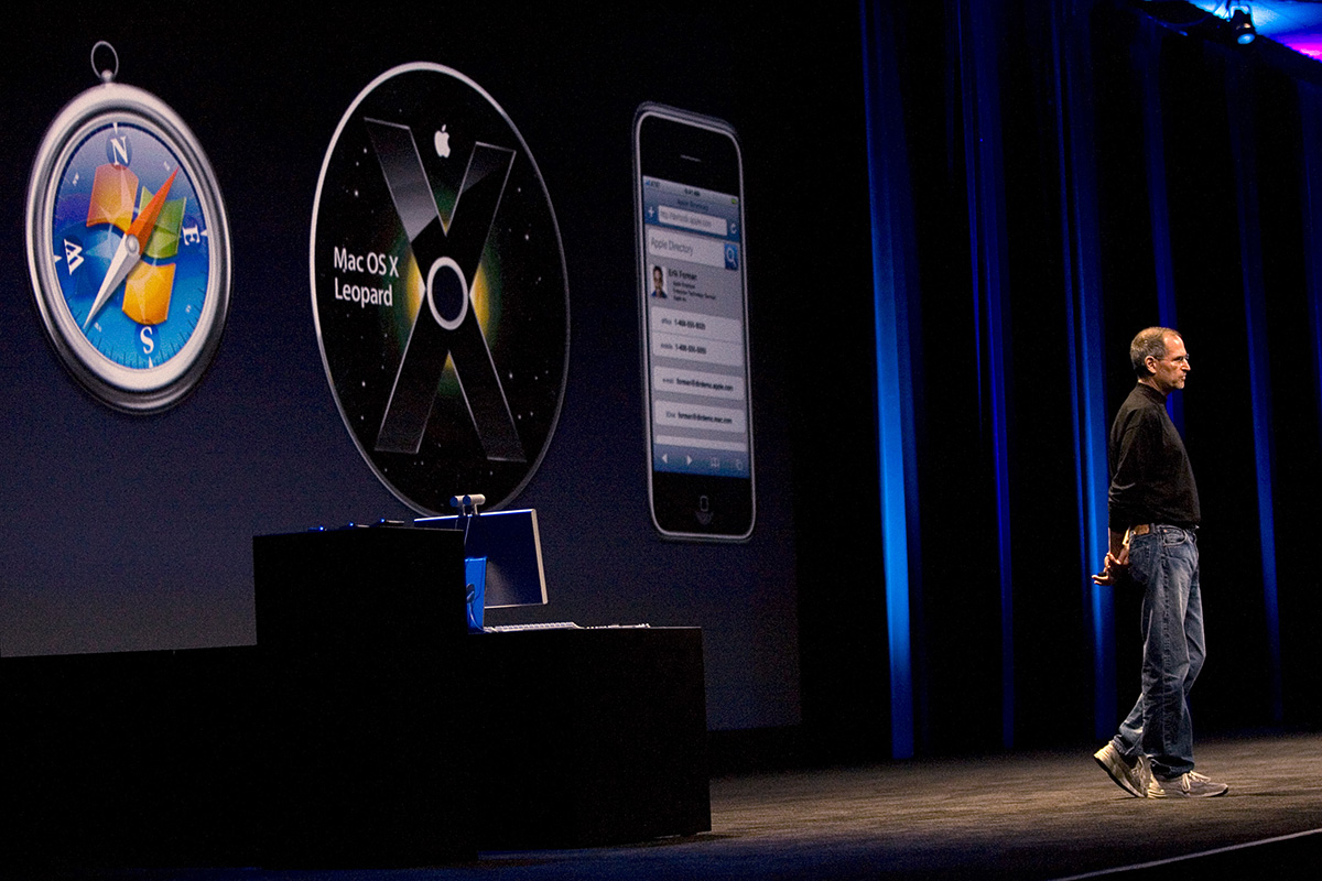 Стив Джобс представил первый iPhone