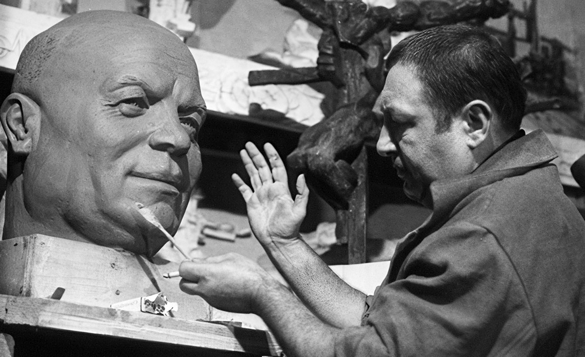 Эрнест Неизвестный за работой над памятником Хрущеву, 1960-е