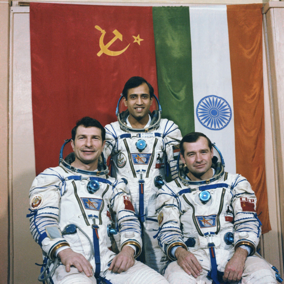 Летчик-космонавт СССР Юрий Малышев, индийский космонавт Ракеш Шарма и летчик-космонавт СССР Геннадий Стрекалов
