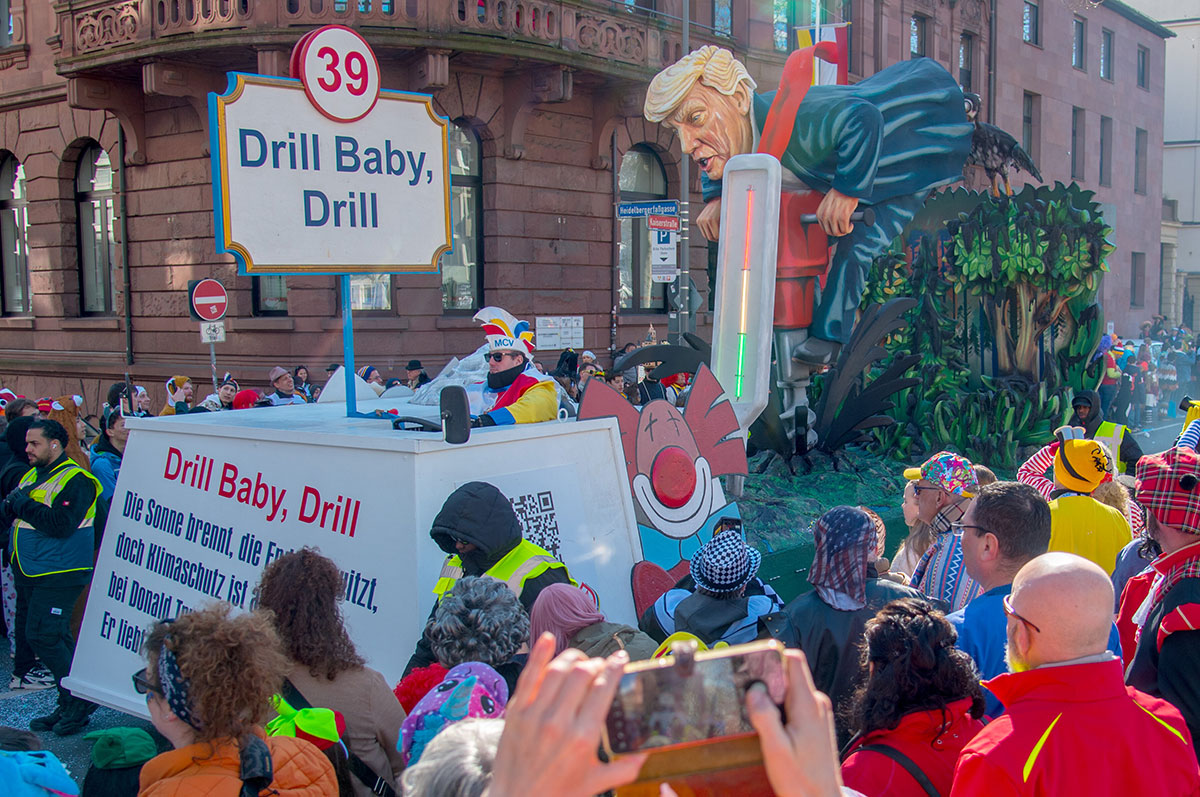 Слоган президента США Дональда Трампа "Бури, детка, бури"