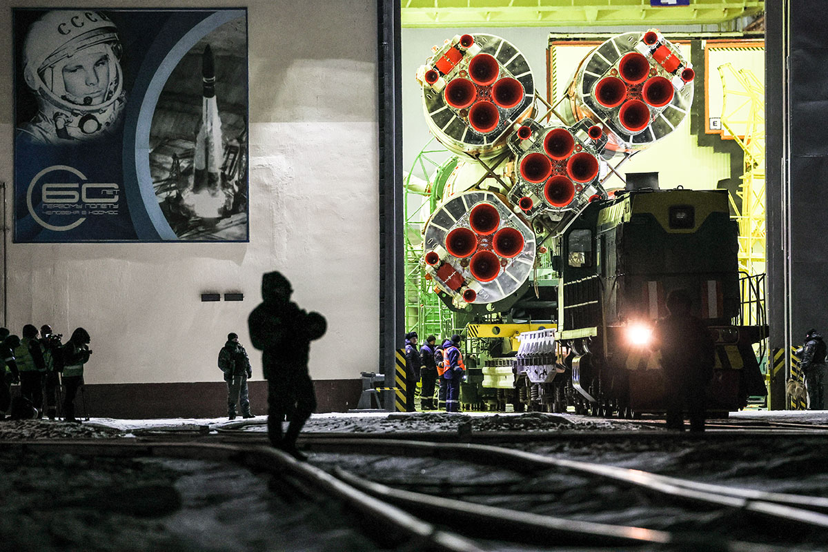 Вывоз на стартовый комплекс космодрома Байконур ракеты-носителя "Союз-2.1б"