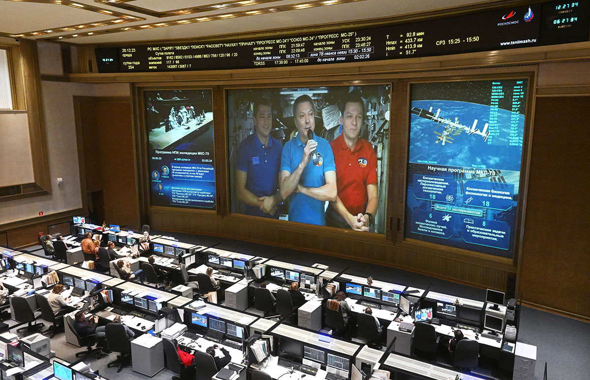 Члены экипажа МКС Николай Чуб, Олег Кононенко и Константин Борисов во время общения с ЦУП