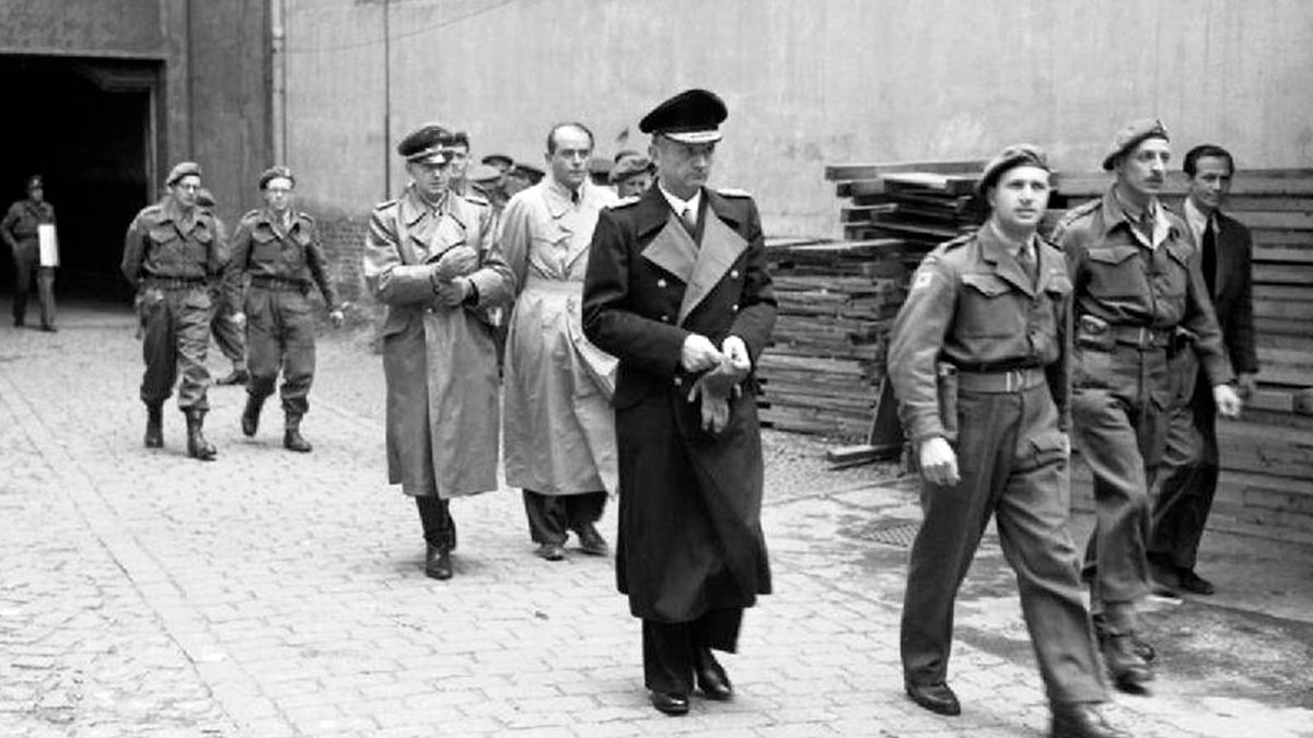 Гросс-адмирал Карл Дениц под стражей в британской армии после ареста