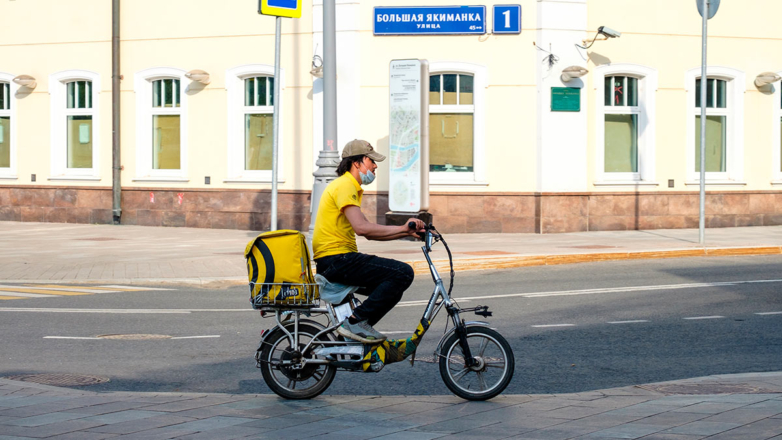 Курьерам могут запретить ездить по тротуарам уже этой весной: электровелосипеды хотят приравнять к мопедам