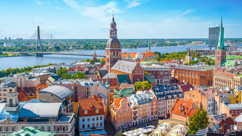 Массовое уничтожение советских военных мемориалов запланировали в Латвии – СВР РФ