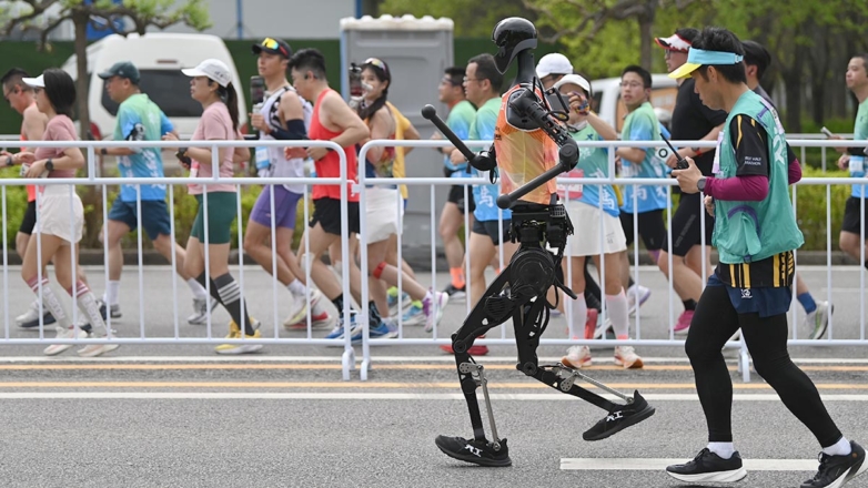 Полумарафон с участием роботов прошел в Пекине