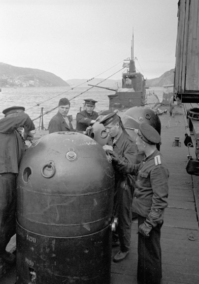 Матросы Северного флота на палубе подводной лодки готовят минное вооружение