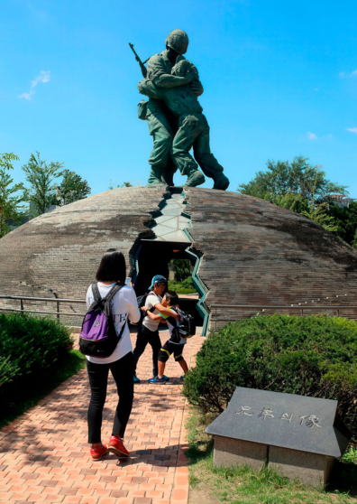 Скульптура обнимающихся братьев перед входом в Музей Корейской войны в Сеуле