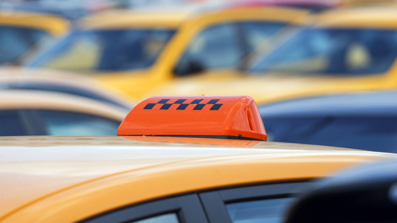 Прокуроры проверят цены на такси в ситуации с перебоями связи